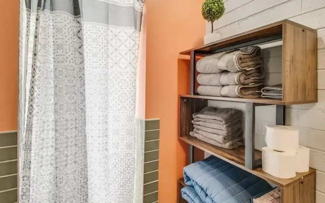 Bright & Cozy Mid Town Zen Yard Studio!