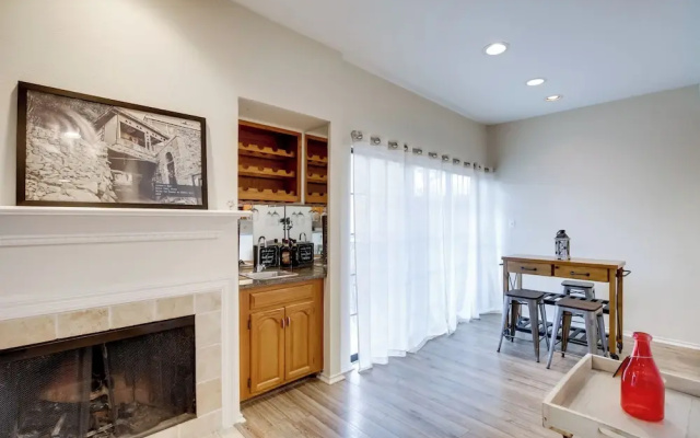 Comfortable Dallas Condo Close to Attractions