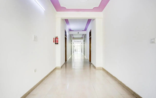 OYO 16721 Divine Hotel