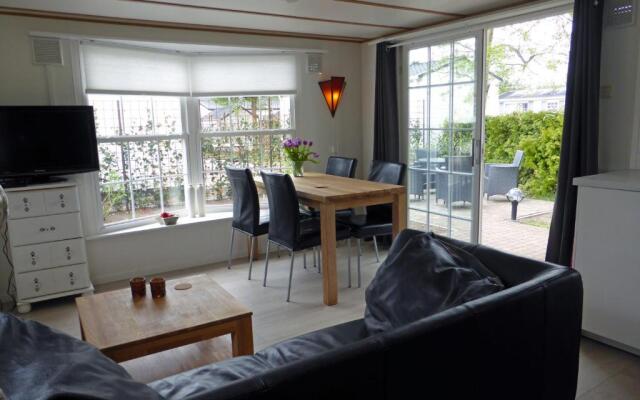 Tiny house Appelvinkje, huisje met bedstee in bosrijke omgeving