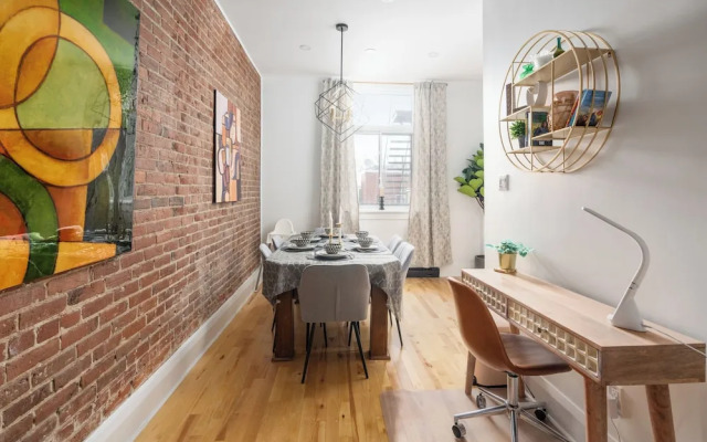 Downtown Luxe - Parking, Metro, King Bed, Sleeps 6