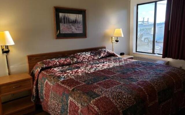 The Center Lodge and Jacuzzi Suites