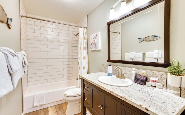 Ski Getaway! Mtn-view Condo Near Keystone Resort