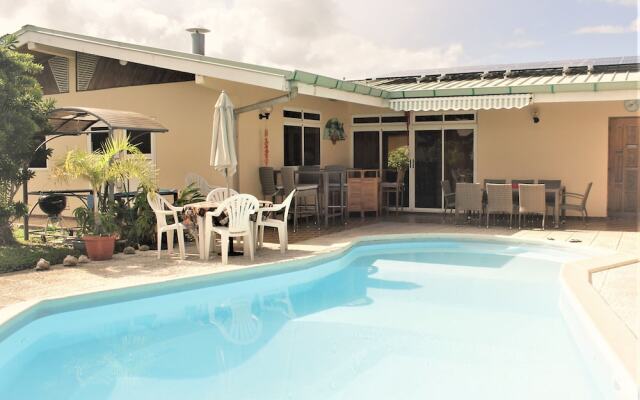 Tahiti - Sanny's Place Room & Pool