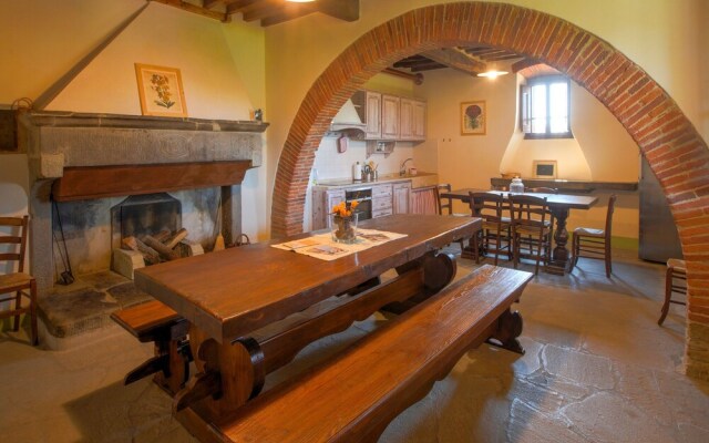 Spacious Holiday Home with Swimming Pool in Anghiari