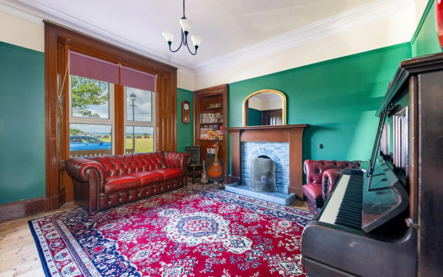 Seaview House - A Traditional Home by the Beach