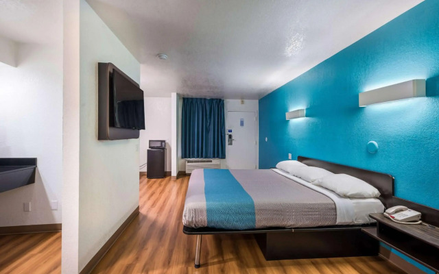 Motel 6 Dallas - Irving DFW Airport East