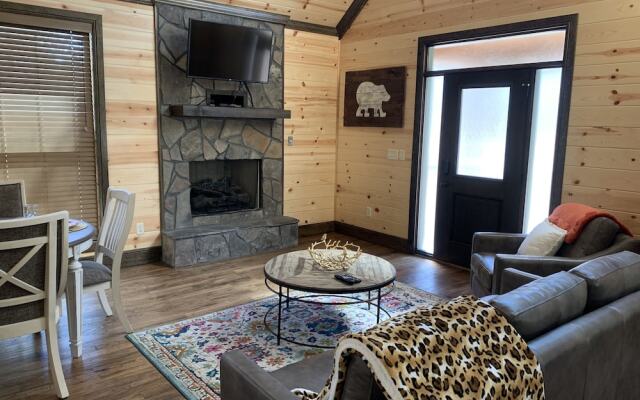 Standing Bear Studio Cabin With Hot Tub on the Deck by Redawning