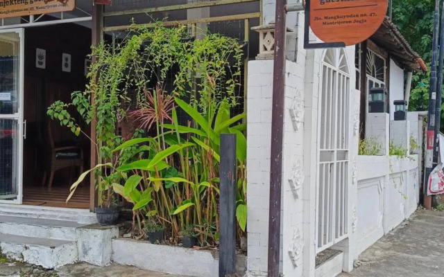 OYO 4016 Tan Jokteng Guest House