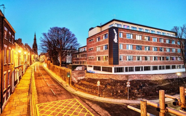 Апарт-отель Roomzzz Chester City