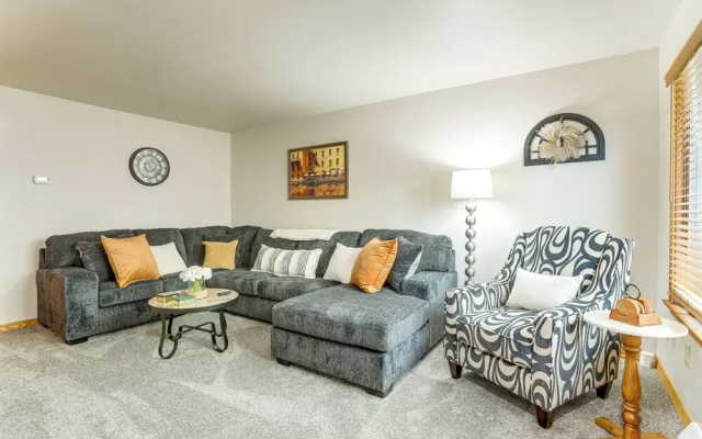 Convenient Townhome 1 Mi to Dtwn Clearfield
