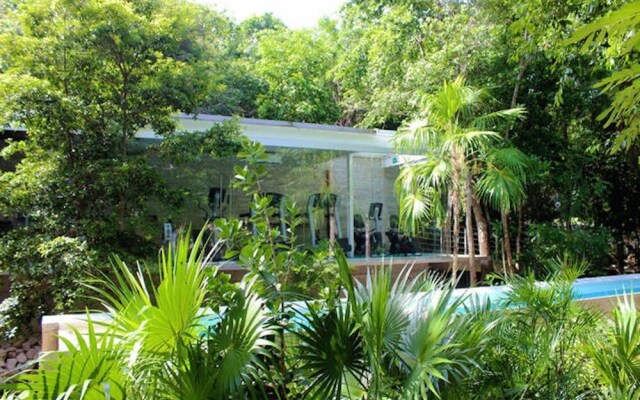 Corner unit Steps from Pool by Olahola