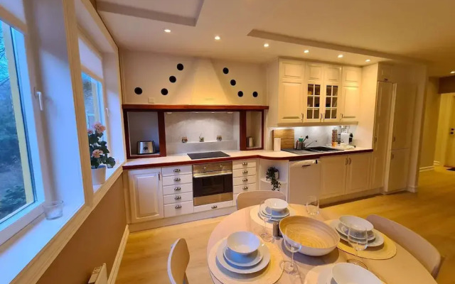 Beautiful, Spacious And Modern, 2-bedroom, Near Center, Free Parking