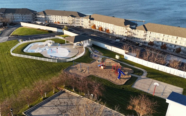 Panoramic Sunset Escape Waterfront Condo for 7!