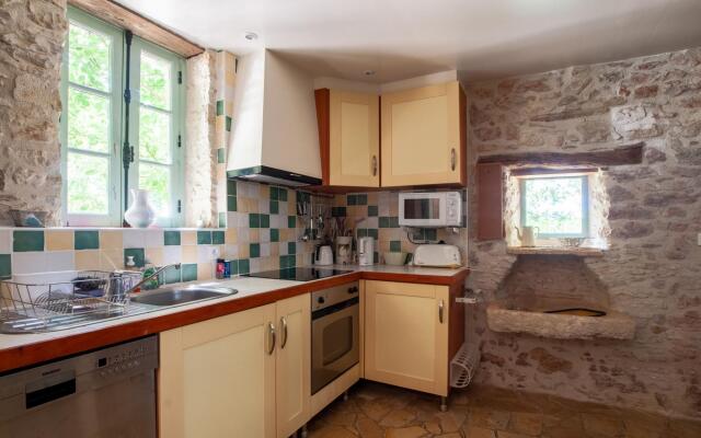 Idyllic Holiday Home in Dégagnac with Jacuzzi Near River