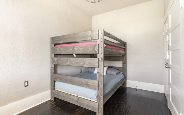 Midtown Penthouse Blocks to Beach