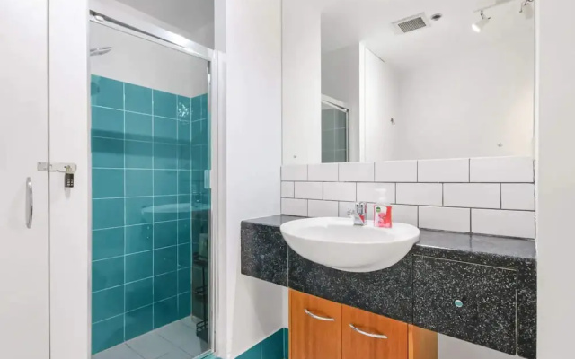 Spacious 1 Bedroom Apartment in Teneriffe, Brisbane – Bathroom – Brisbane
