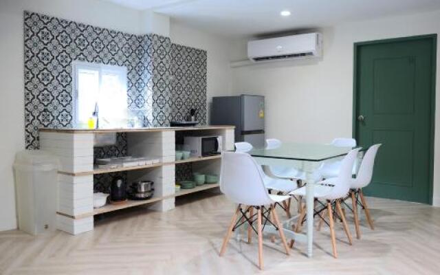 Silom Apartment Close to BTS +WIFI+Netflix