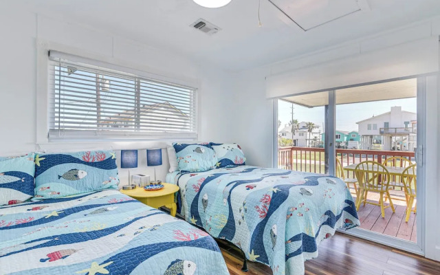 Pet-friendly Galveston Home: Walk to Beaches!