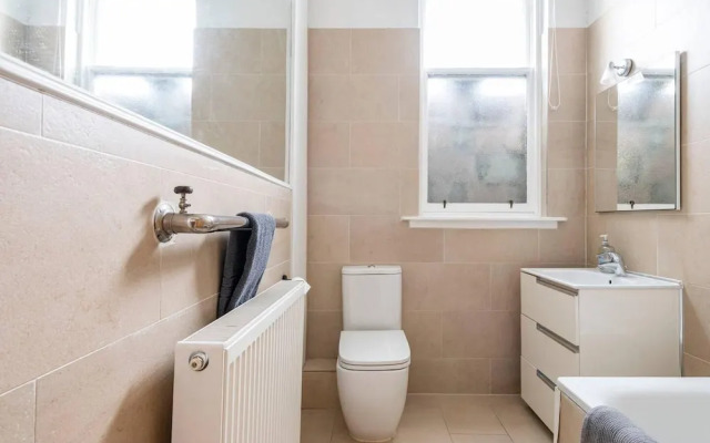 Stunning 5 Bedroom Large Apartment With Parking