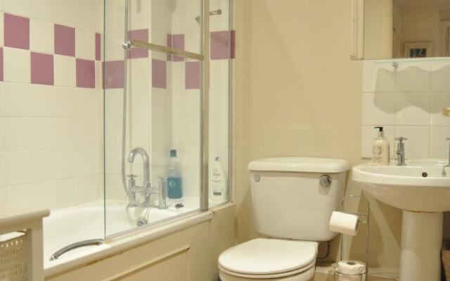 Bright 2 Bedroom Apartment With Balcony