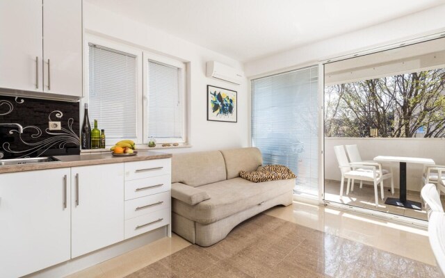 Stunning Apartment in Palit With Wifi and 1 Bedrooms