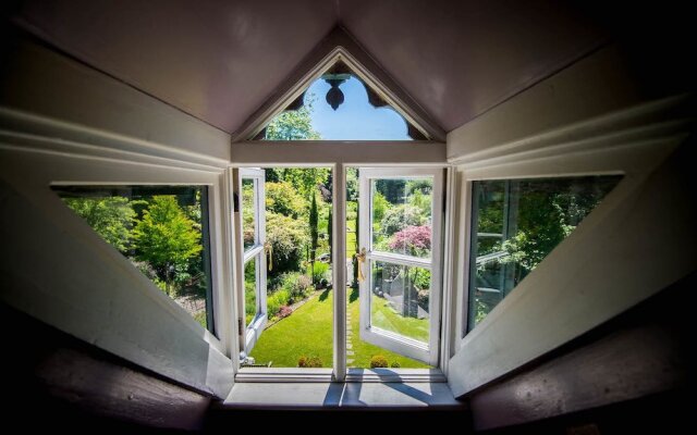 The Cors Country House