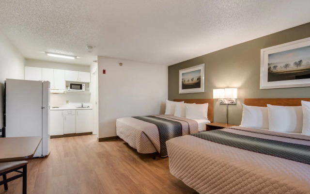 HomeTowne Studios by Red Roof Fresno - West