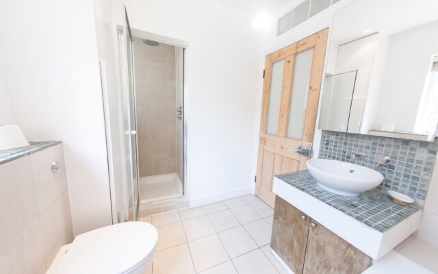 Modern 2 Storey 2-bedroom Flat , Sleeps 6