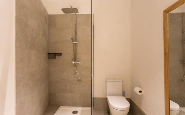 Oak & Sandstone Studio - Space Maison Apartments