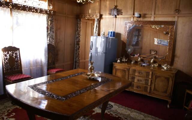 Shabrose Heritage Houseboats