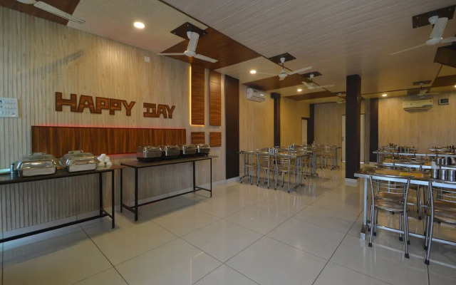 OYO 16076 Hotel Happy Day