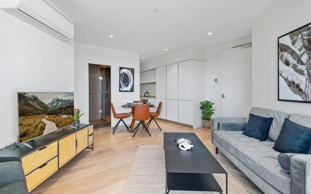 Elegant 2-bed Apartment With Expansive City Views – Guest Rooms – Melbourne