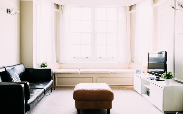 Modern Grove Court Apartment - ISMY