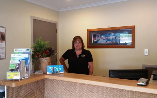 Mahoe Motel Bar n Grill