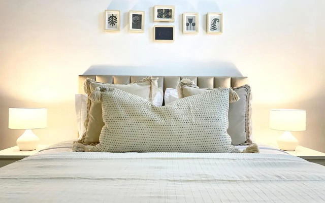 Phaedrus Living: Cozy Down Town House Aischylou