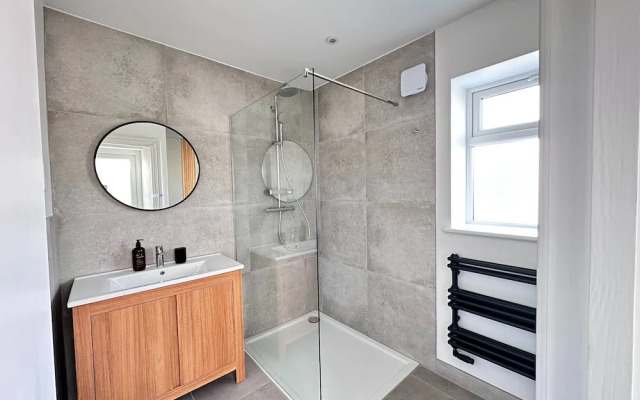 Pontcanna Sapphire-Cardiff City Centre
