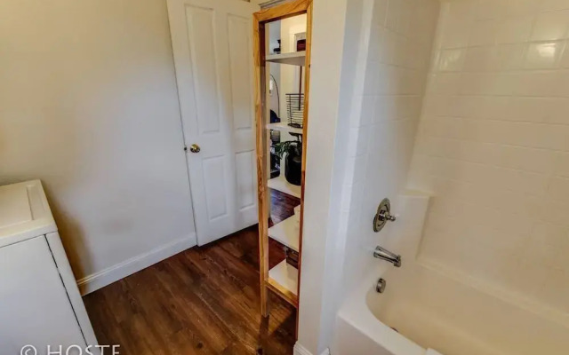 Romantic Getaway King Bed 1min to Restaurants!