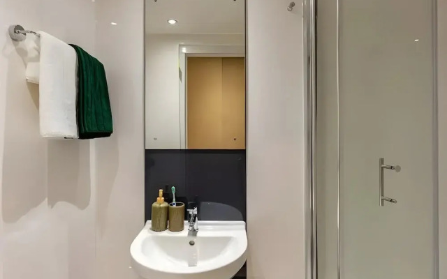 Terry Frost Budget-Friendly Ensuite Room for Students Only