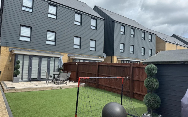 Milton Keynes Retreat - 4 Bedroom Luxury House