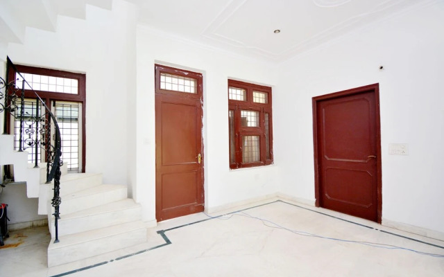 OYO 40005 Corner House