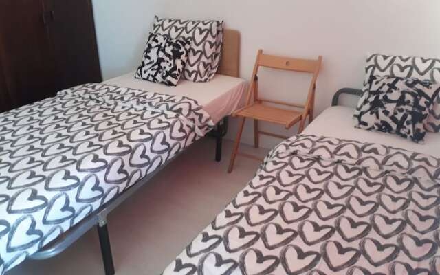 Twin Beds Bedroom Sharing, Wifi and Ac, 300 Meters From Station