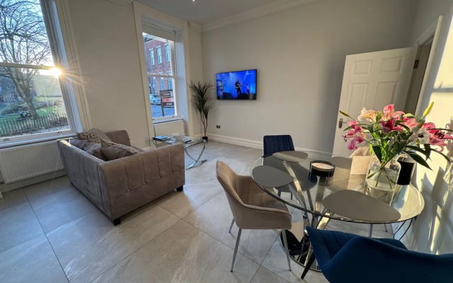 Luxury Full Apartment Free Secure Parking King bed