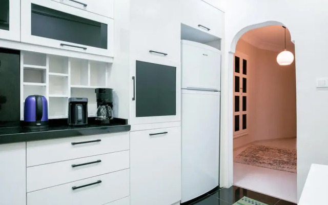 Modern Spacious Flat w Balcony 5 min to Taksim