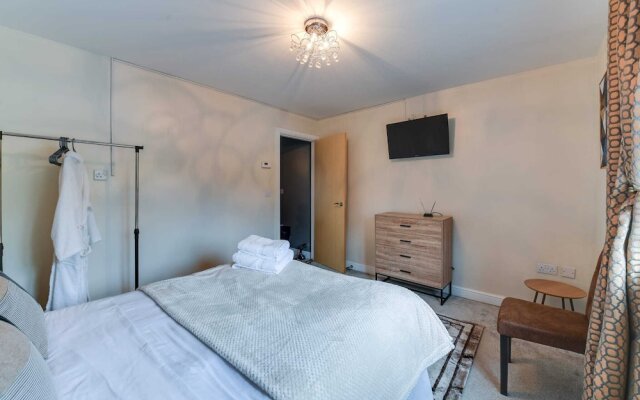 Charming 2-bed House in Middleton Manchester