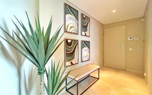 Lux Apartment first row