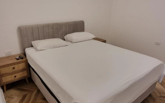 garden apartment 7 min walk to the beach