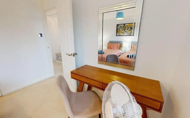 Parlaunt House - 3 Bedroom With Free Parking