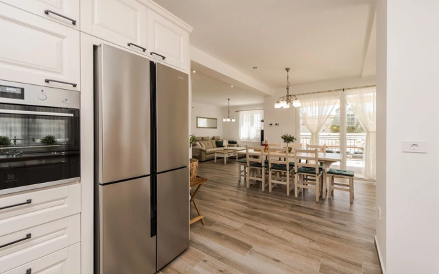 Luxury Villa With Heated Pool 05