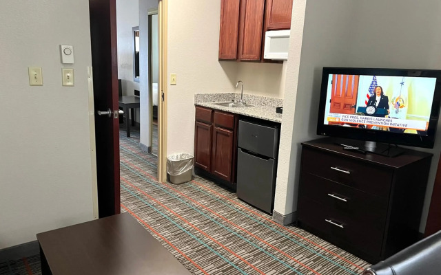 Quality Inn & Suites, Near University